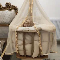 تخت کنار مادر