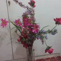 گلدان با گل مصنوعی