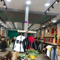 فروش دکور فروشگاه پوشاک به دلیل تغییر شغل