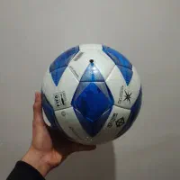 توپ molten چمن تازه خریده شده بدون هیچ آسیبی