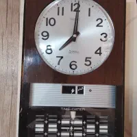 ساعت دیواری سالم خیلی قدیمیه