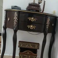 میز چوبی و تلفن چوبی کلاسیک