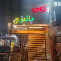 تابلو چلنیوم کافه پر نور و دستگاه قهوه