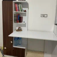 کتابخانه و میز تحریر