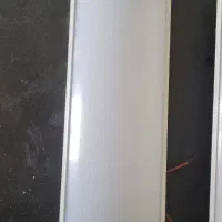 آینه و لامپ دیواری مهتابی