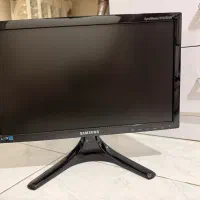 مانیتور ۱۹ اینچ و کیبورد