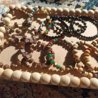 تعدادی دستبند مهره ای|بدلیجات|رشت, خرسندی|دیوار