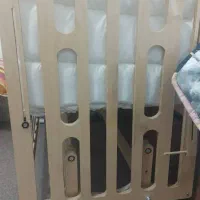 تخت کنار مادر نو نو