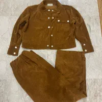 تعدادی لباس نو و پارچه