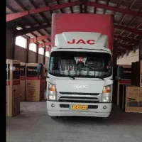 کامیون حمل اثاثیه همراه با کارگر