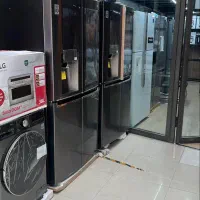 ادمین و فروشنده در مغازه لوازم خانگی