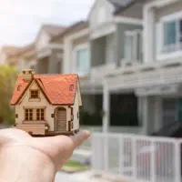 منزل ویلایی ۱۳۰ متری،سه طبقه در پاسداران شرقی