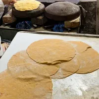 نیروی کار خانم  برای پخت نان خلفه