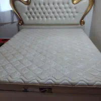 تختخواب دونفره و کنسول و آیینه