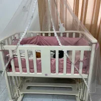 تخت کنار مادر