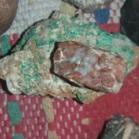 تعدادی سنگ قیمتی فروشی