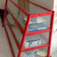 ویترین شیشه ای .‌صندلی چرخ دار و صندلی اصلاح‌