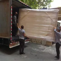 کارگر اسباب کشی همراه باکامیون های ایسوزوسقف مسقف