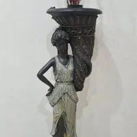 مجسمه شمعدون آباژور کنار سالنی