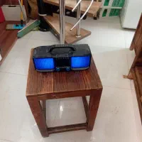 یک اسپیکر بلوتوث دار در حد رقص نور دار