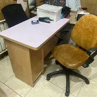 دو عدد میز و دو عدد صندلی اداری