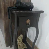 تلفن رو میزی به همراه میزش