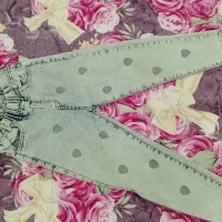 شلوار لی  در حد نوع دخترانه