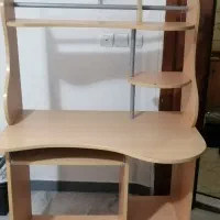 میز تحریر و کامپیوتر