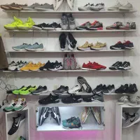 فروشنده آقا یا خانوم مغازه لباس و کتونی استوک