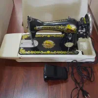 چرخ خیاطی قدیمی با جعبه