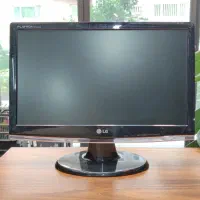 کامپیوتر شخصی به همراه مانیتور و کیبورد و ماوس