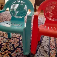 دوعدد صندلی کوچک پلاستیکی