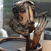 مجسمه دست ساز مسی