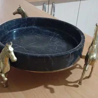 یک میوه خوری با پایه برنجی