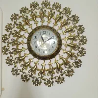 ساعت دیواری و گلدان