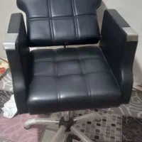 اینه و صندلی ارایشگاه