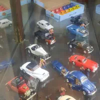 کلکسیون ماشین فلزی ماکت همراه با ویترین