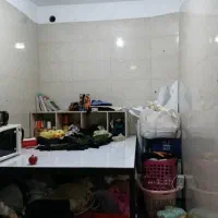 یک عدد میز برش چوبی دو طبقه تمیز در حد آکبند