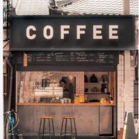 یک نفر خانم نیروی کار در کافه