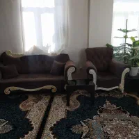 یک دست مبل هشت نفرە همراە با جلو مبلی