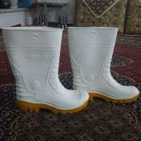 دو جفت چکمه سفید