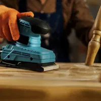 سنباده کاری چوب درکارگاه نقاشی (زیرکارچی)