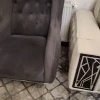 مبل راحتی بسیار شیک زیبا طوسی و کرم تخت شو ۴۵ملیون