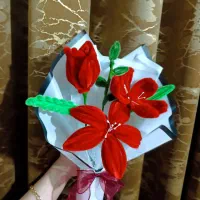 تعدادی گل زیبا|گل مصنوعی|یاسوج, |دیوار