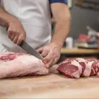 قصاب نیمه ماهرو کارگر‌وسط کار درفروشگاه زنجیره ای