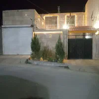 دردو طبقه حیاط دار با یک درب مغازه