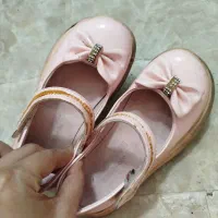 دو جفت کفش کتونی و کفش صورتی هر کدوم ۱۰۰