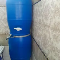 بشکه پلاستیکی آبی رنگ