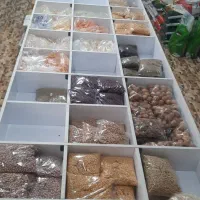 قفسه حبوبات و خشکبار وسط فروشگاهی