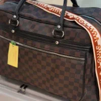 کیف لباس گم شده  رنگ قهوه ای